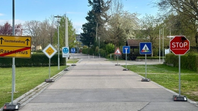 Schülerinnen und Schüler aus Dinkelsbühl und Feuchtwangen haben sich im Rahmen des Projekts „Verkehrsschilder der Gerechtigkeit“ gemeinsam für ein respektvolles Miteinander eingesetzt. (Foto: Mittelschule/Katja Müller-Brindisi)