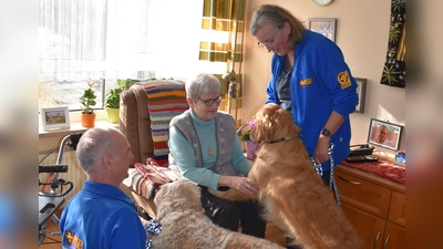 Reiner und Berta Wagner besuchen mit ihren Hunden Bella und Amy auch Gertraud Böhme. (Foto: Ute Niephaus)