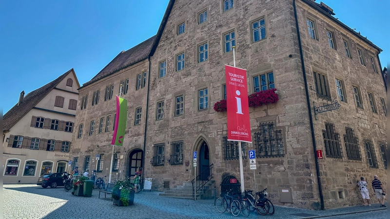 Vor dem Alten Rathaus in Dinkelsbühl soll künftig am Christopher Street Day und am Gedenktag IDAHOBIT die Regenbogenfahne gehisst werden. Auf diesen Kompromiss einigte sich der Stadtrat. (Foto: Martina Haas)