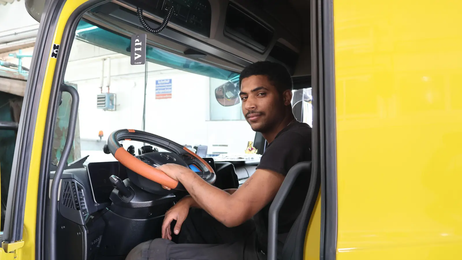 Esam Alhadad ist seit 2017 im Dinkelsbühler Autohaus Wüst &amp; Weigand beschäftigt. Nach seiner Ausbildung wurde er als fest Angestellter Nutzfahrzeuge-Mechatroniker übernommen. (Foto: Martina Haas)