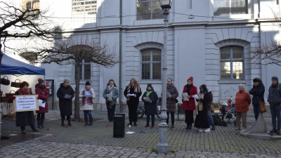 Mit eindrucksvollen Erzählungen machten die Teilnehmenden der Mahnwache auf das Schicksal von Frauen, die Opfer von Gewalt wurden, aufmerksam. (Foto: Christina Özbek)