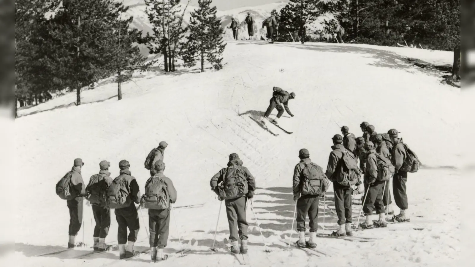 Skifahrer der ersten Stunde: Soldaten der 10. Gebirgsdivision beim Training in Ski Cooper. (Foto: 10th Mountain Division Resource Center/Denver Public Library/dpa-tmn)