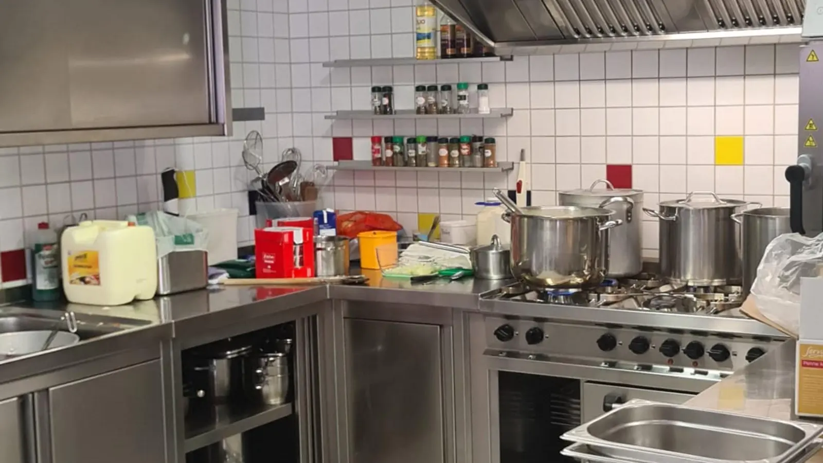 Blick in die Küche des Kinderbildungszentrums: Hier wird täglich frisch gekocht. (Foto: Anke Brettschneider)