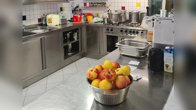 Blick in die Küche des Kinderbildungszentrums: Hier wird täglich frisch gekocht. (Foto: Anke Brettschneider)