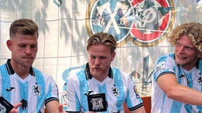 Niederlechner (2.v.l.) und Verlaat (r.) sollen bald wieder ins Lauftraining einsteigen, Jacobsen (2.v.r.) ist nach seiner Gelbsperre zurück. (Archivbild) (Foto: Christian Kunz/dpa)