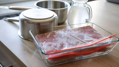 Lässt sich Hackfleisch mit Hilfe von zwei Töpfen und warmem Wasser schneller auftauen? (Foto: Christin Klose/dpa-tmn)