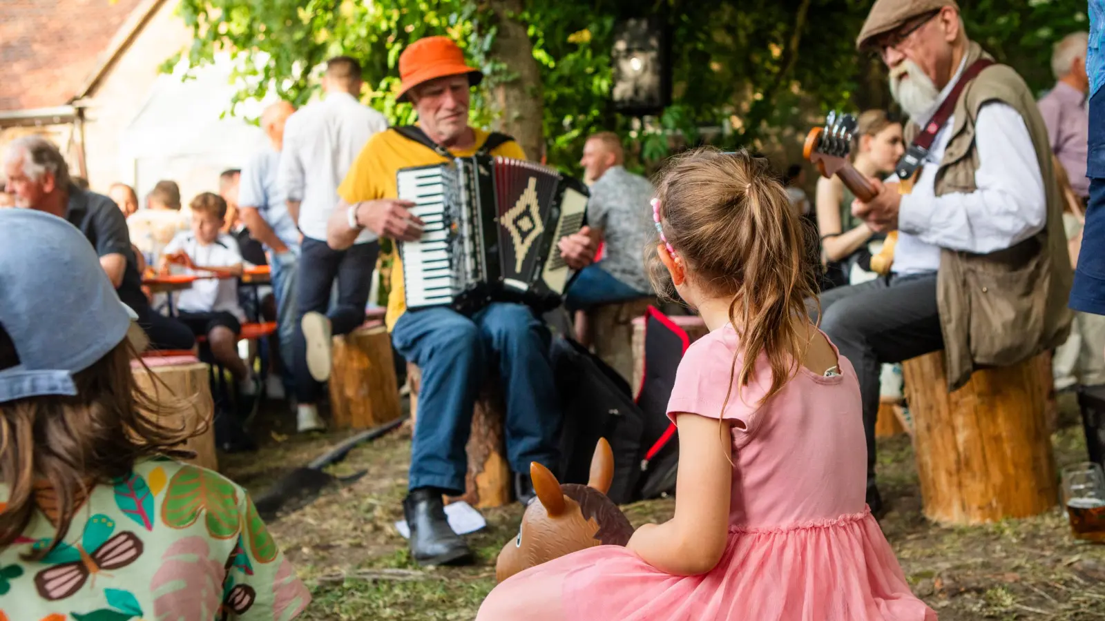 Musikalisch kann man auf dem Altstadtfest alles finden. Das Duo Dittl und Filsner steht für echte fränkische Volksmusik. (Foto: Evi Lemberger)