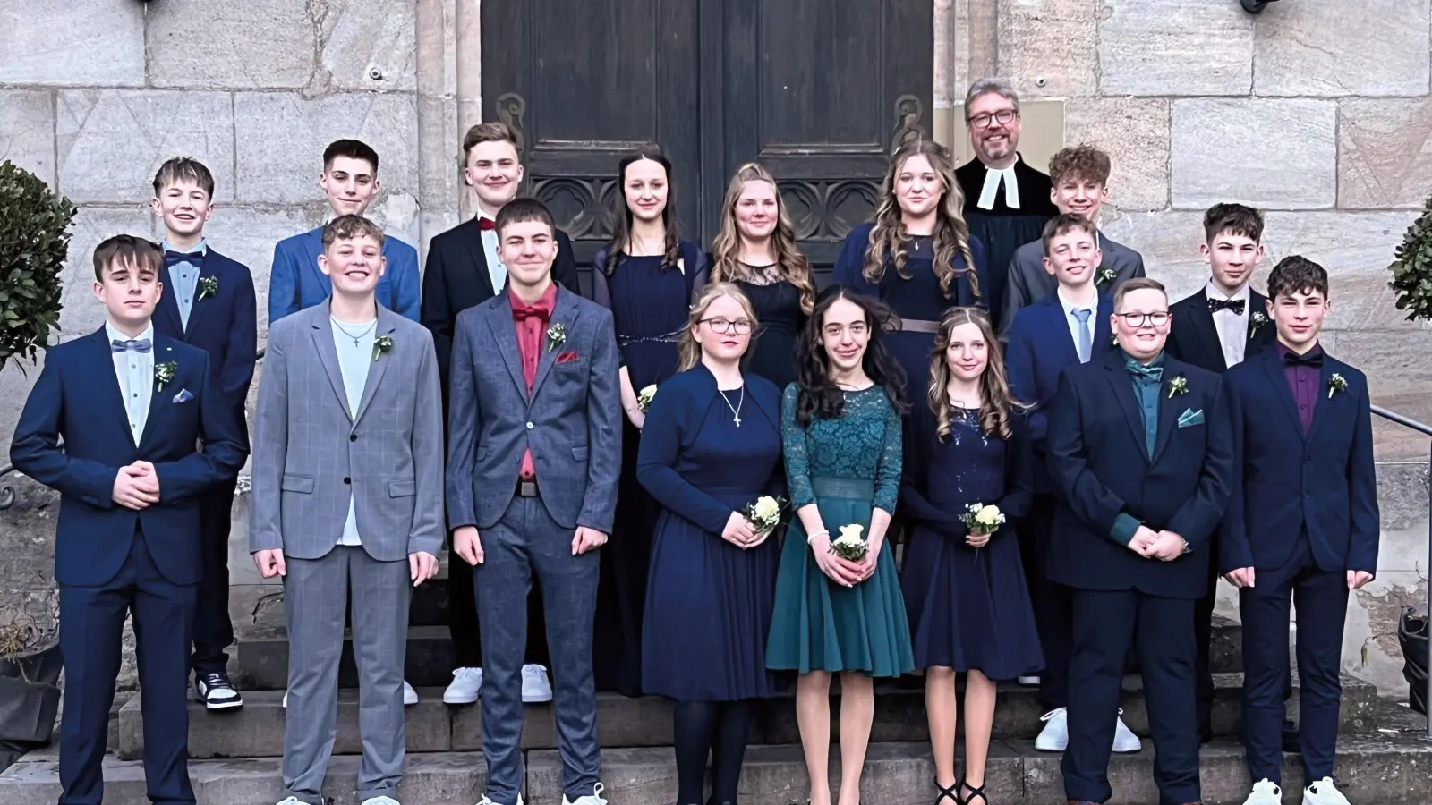 Sechs Mädchen und elf Jungen wurden in Schopfloch konfirmiert. Pfarrer Ulrich Conrad segnete die jungen Leute. (Foto: Pfarramt Schopfloch)