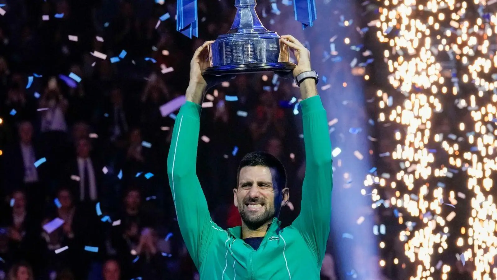 Novak Djokovic jubelt mit seiner Trophäe nach seinem Sieg. (Foto: Antonio Calanni/AP/dpa)