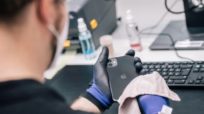 Zum Standard gehört, dass Refurbished-Smartphones ausführlich getestet und defekte Teile ersetzt werden.  (Foto: Zacharie Scheurer/dpa-tmn)