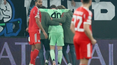 Jonas Urbig muss in Bergamo vom Platz geführt werden. Der Torwart erlitt eine Gehirnerschütterung. (Foto: Jan Woitas/dpa)