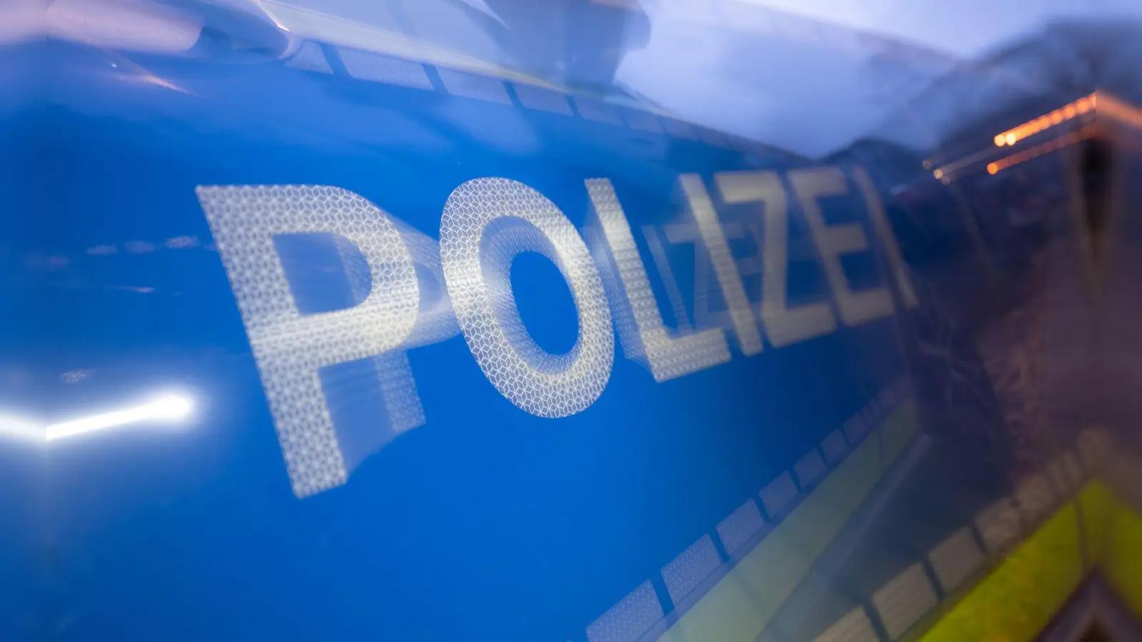 Ein Einsatz für die Rettungskräfte in Rosenheim ist später auf einer Polizeiwache eskaliert. (Symbolbild) (Foto: Marijan Murat/dpa)