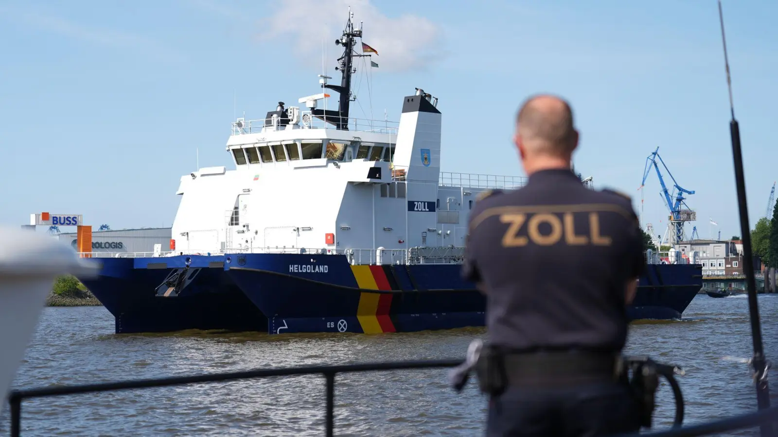 Das Küstenwachschiff „Helgoland“ liegt auf der Elbe im Hamburger Hafen.  (Foto: Marcus Brandt/dpa)