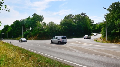 Wenn das Wohngebiet Weinbergplateau II realisiert wird, soll aus der bisherigen T-Einmündung am Klinikum ein Vollknoten werden. (Archivbild: Jim Albright)