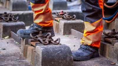 Die Arbeiter waren laut Polizei mit Gleisarbeiten in der Oberpfalz beschäftigt. (Symbolbild) (Foto: Jens Büttner/dpa)