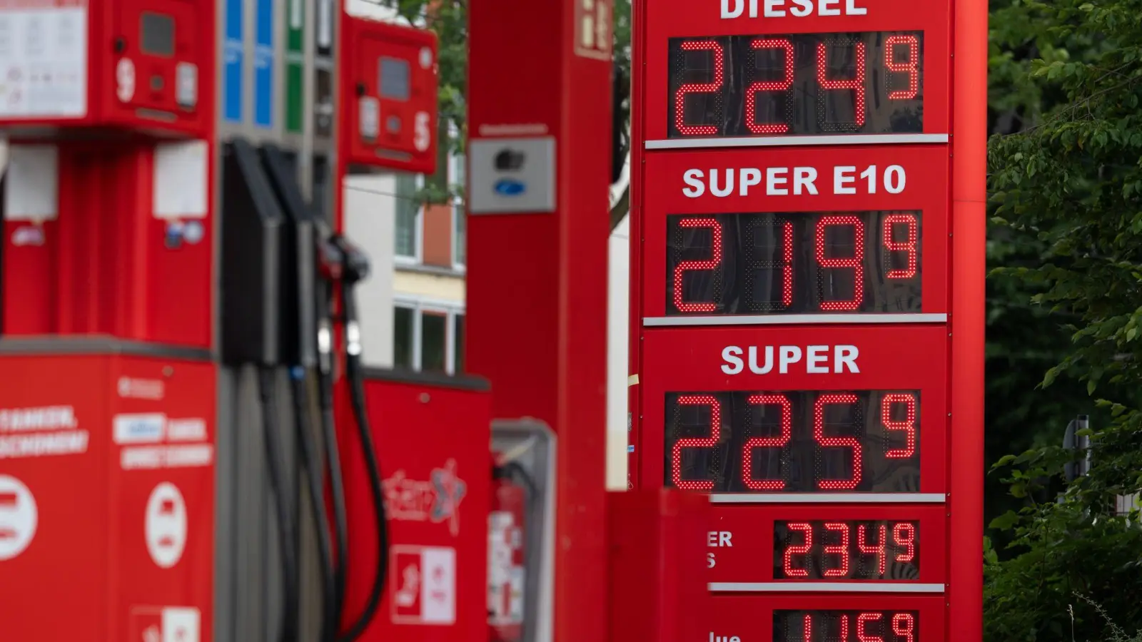 Tanken ist derzeit teuer. (Archivbild) (Foto: Sebastian Kahnert/dpa)