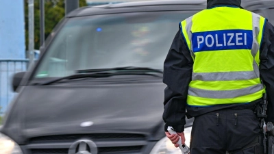 Die Bundespolizei kontrolliert den Einreiseverkehr am deutsch-polnischen Grenzübergang Stadtbrücke zwischen Frankfurt (Oder) und Slubice. (Foto: Patrick Pleul/dpa/Archivbild)