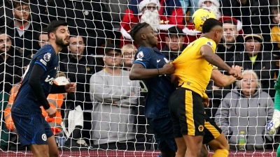 Mario Lemina (3.v.r) brachte Wolverhampton gegen Chelsea in Führung. (Foto: Jacob King/PA Wire/dpa)