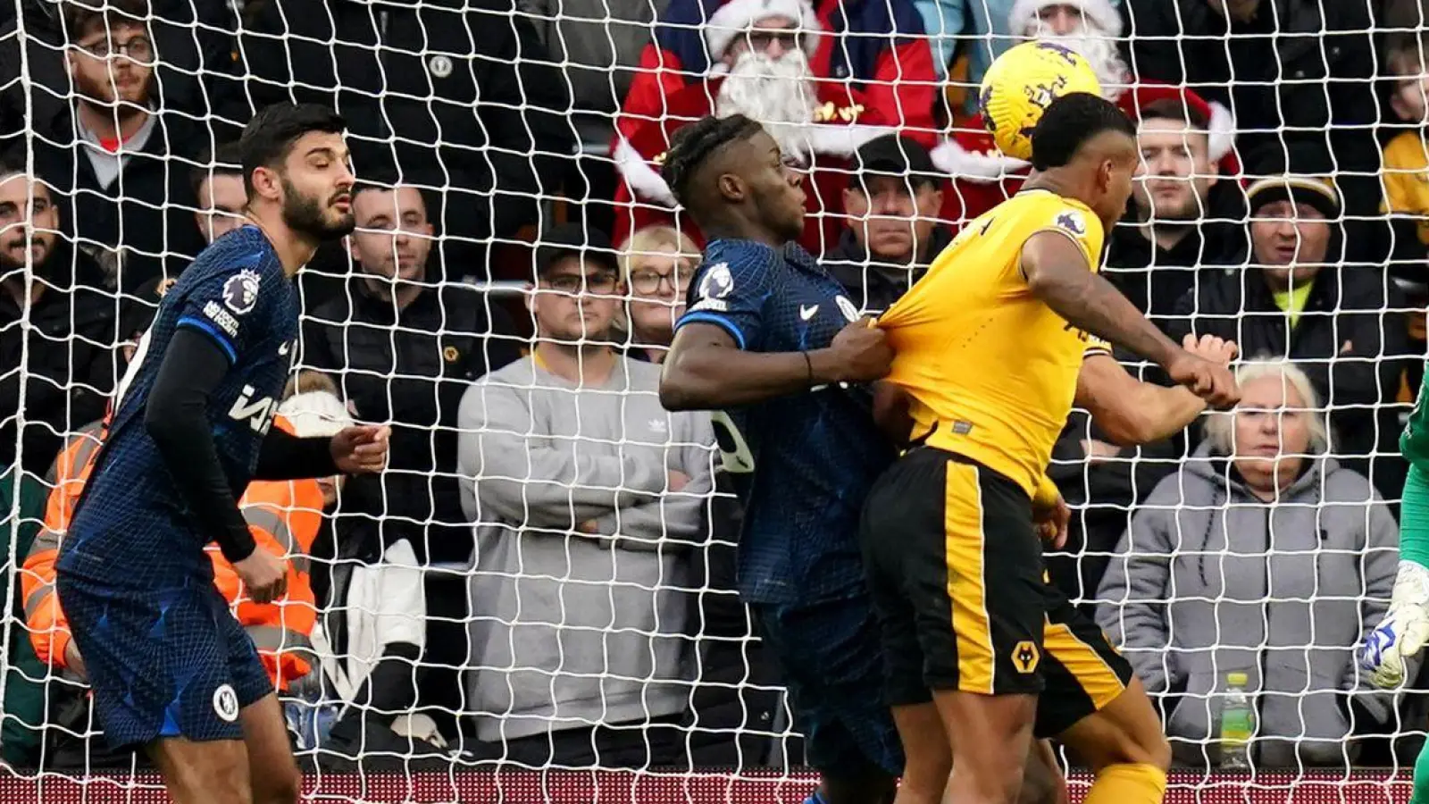 Mario Lemina (3.v.r) brachte Wolverhampton gegen Chelsea in Führung. (Foto: Jacob King/PA Wire/dpa)