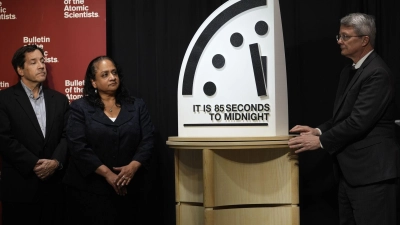 Der Stand der „Weltuntergangsuhr“ wird vorgestellt.  (Foto: Pablo Martinez Monsivais/AP/dpa)