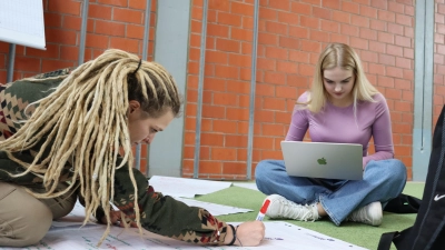 Saskia Hüttinger (links) und Beatrice Schwarz sind vertieft in ihre Aufgabe. Sie sollen ein Konzept für die Stadt Rothenburg entwickeln, um den Leerständen entgegenzuwirken. (Foto: Antonia Müller)