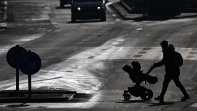 Es braucht mehr Zebrastreifen oder Verkehrsinseln - und das an den richtigen Orten, fordert etwa Unfallforscher Siegfried Brockmann. (Archivbild) (Foto: Sebastian Christoph Gollnow/dpa)