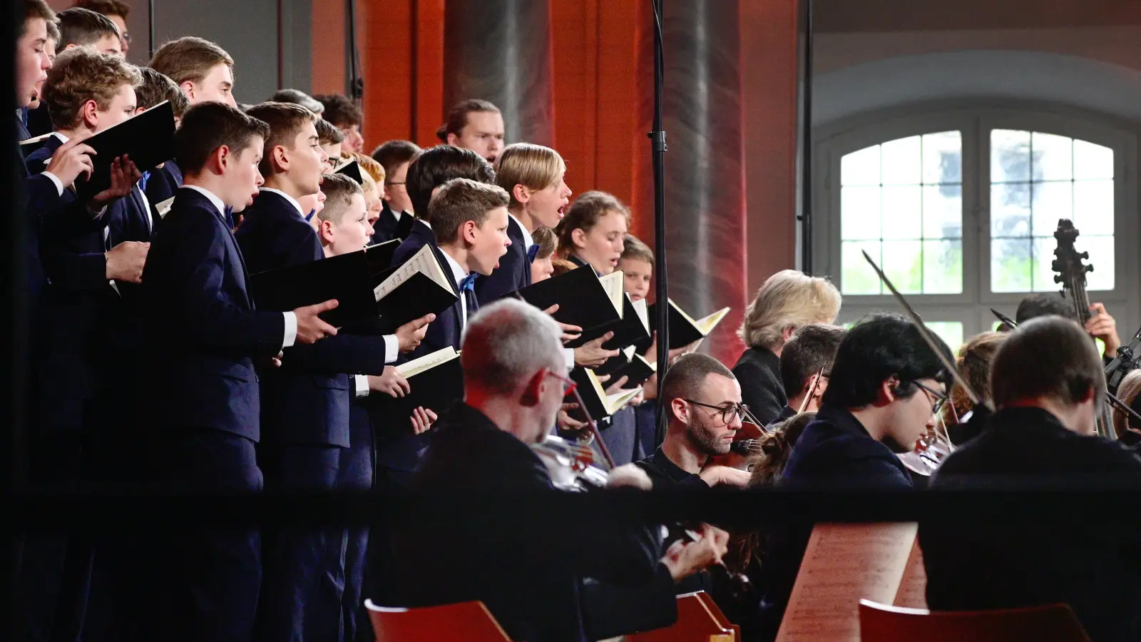 Bachwochen-Finale mit der Johannes-Passion Der Windsbacher Knabenchor und das Freiburger Barockorchester bei der Aufführung in der Ansbacher Gumbertuskirche. (Foto: Jim Albright)