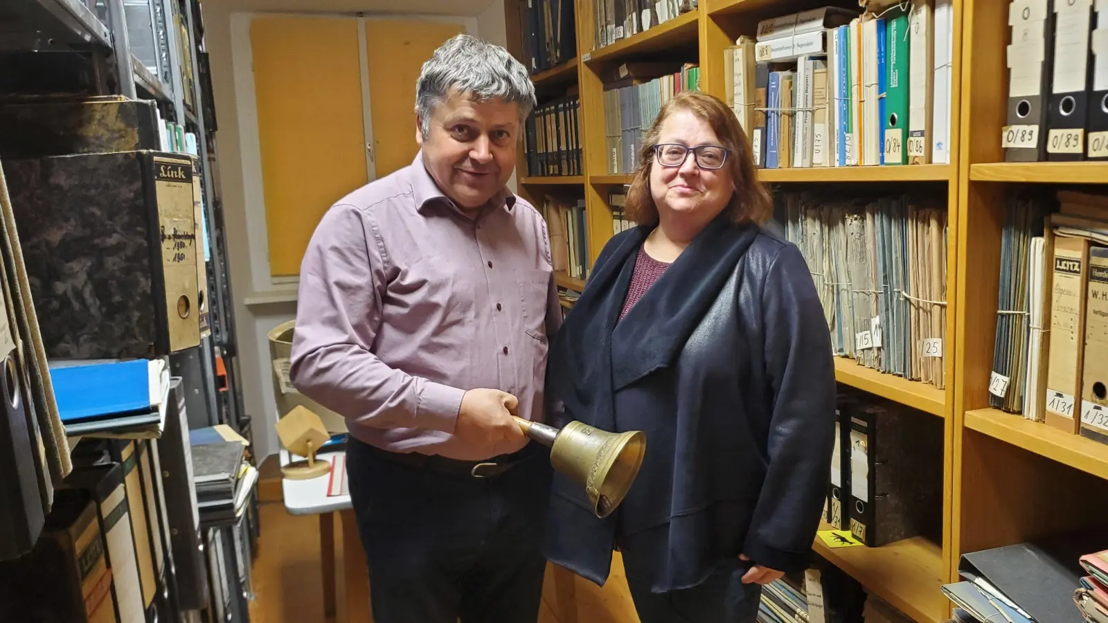 Karl und Anette Schmidt – hier mit der Ausschellerglocke – brachten die Heimatgeschichte im Jubiläumsjahr „1200 + 5” Einheimischen und Auswärtigen näher. Der Ausscheller brachte den Ippesheimern noch bis in die 80er Jahre immer um 11 Uhr die aktuellen Gemeindenachrichten. (Foto: Ulli Ganter)