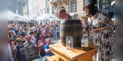 Oberbürgermeister Thomas Deffner und Elisabeth Kitzmann von der Brauerei Tucher schenken das Freibier des ersten Fasses auf dem Martin-Luther-Platz aus. (Foto: Evi Lemberger)