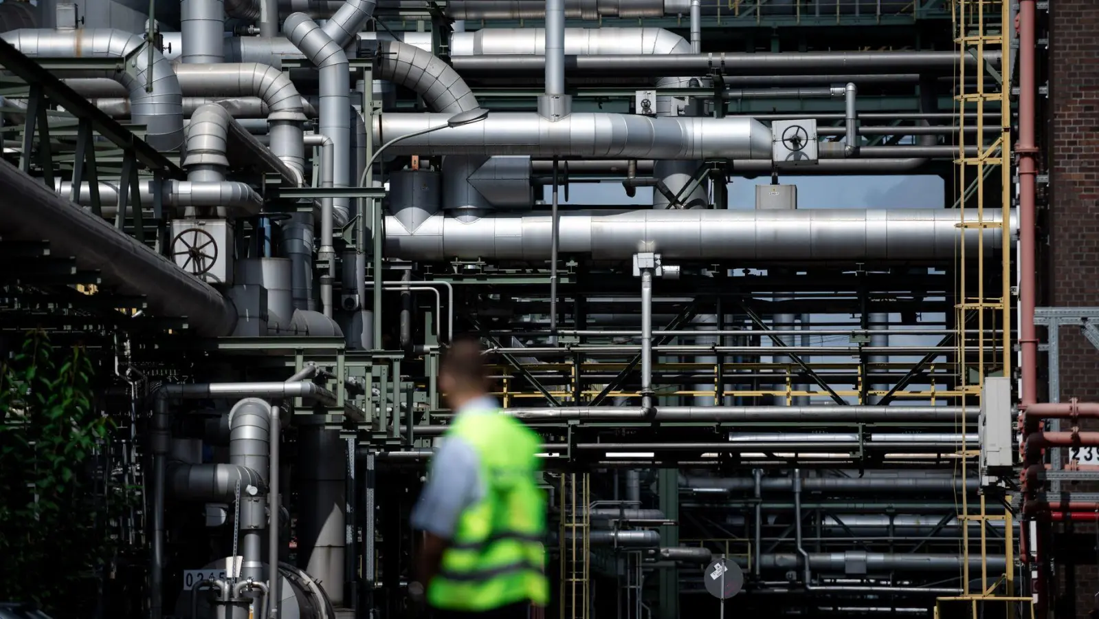 Die Chemie-Industrie hat mit gestiegenen Energiepreisen zu kämpfen. (Archivbild) (Foto: Fabian Strauch/dpa)