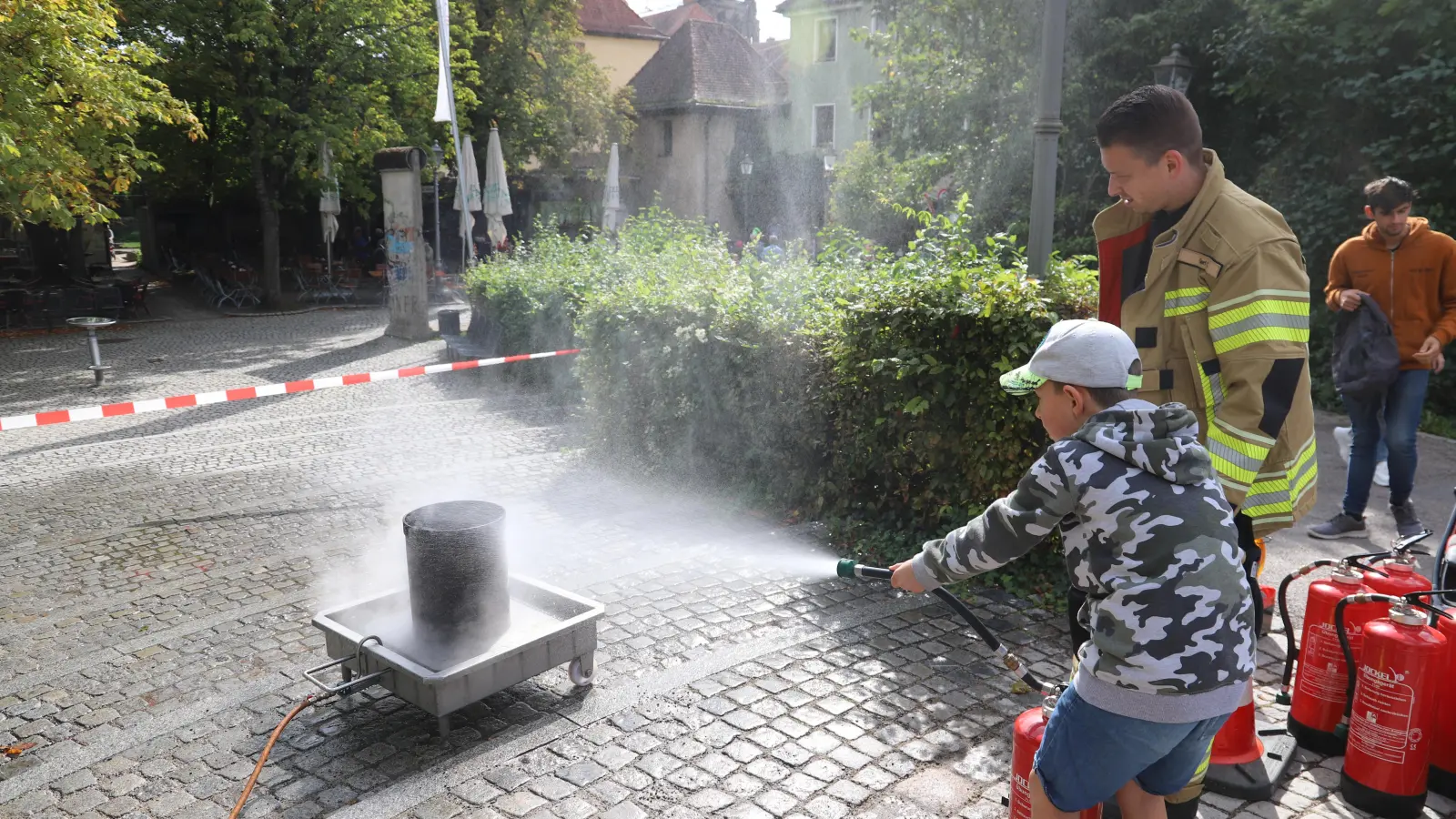 Hochkonzentriert und erfolgreich löscht dieser Junge an der Riviera das Feuer. (Foto: Oliver Herbst)