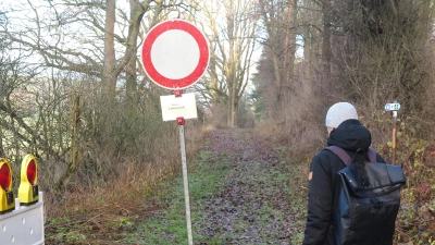 Wegen „Lebensgefahr“ gesperrt ist derzeit ein landschaftlich sehr attraktiver Teil des Jakobswegs im Kettelbachtal. Wie Wald und Weg aussehen, wenn mit schweren Maschinen durchforstet wird, kann sich Wegewart Franz Haselmann nicht vorstellen. (Foto: Eckard Dürr)