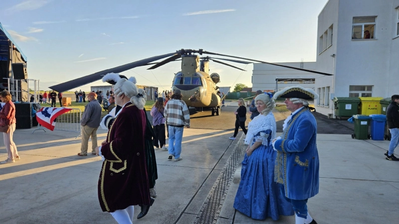 In vergangenen Jahren traf zum Independence Day am 4. Juli schon mal eine Historiengruppe auf einen Hubschrauber: Falls das 2026 wieder passiert, wird die Öffentlichkeit nichts davon mitbekommen. (Archivbild: Wolfgang Grebenhof)