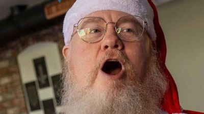 Bastian Kluth, einer der Teilnehmer der Weihnachtsmann-Schulung, zeigt sein Kostüm. (Foto: Thomas Banneyer/dpa)