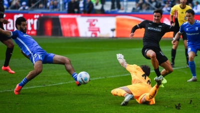  Mohammed El Hankouri (l) von Magdeburg trifft im Nachschuss gegen Fürth zur 1:0-Führung, nachdem er zuvor den Elfmeter verschossen hatte.  (Foto: Christophe Gateau/dpa)