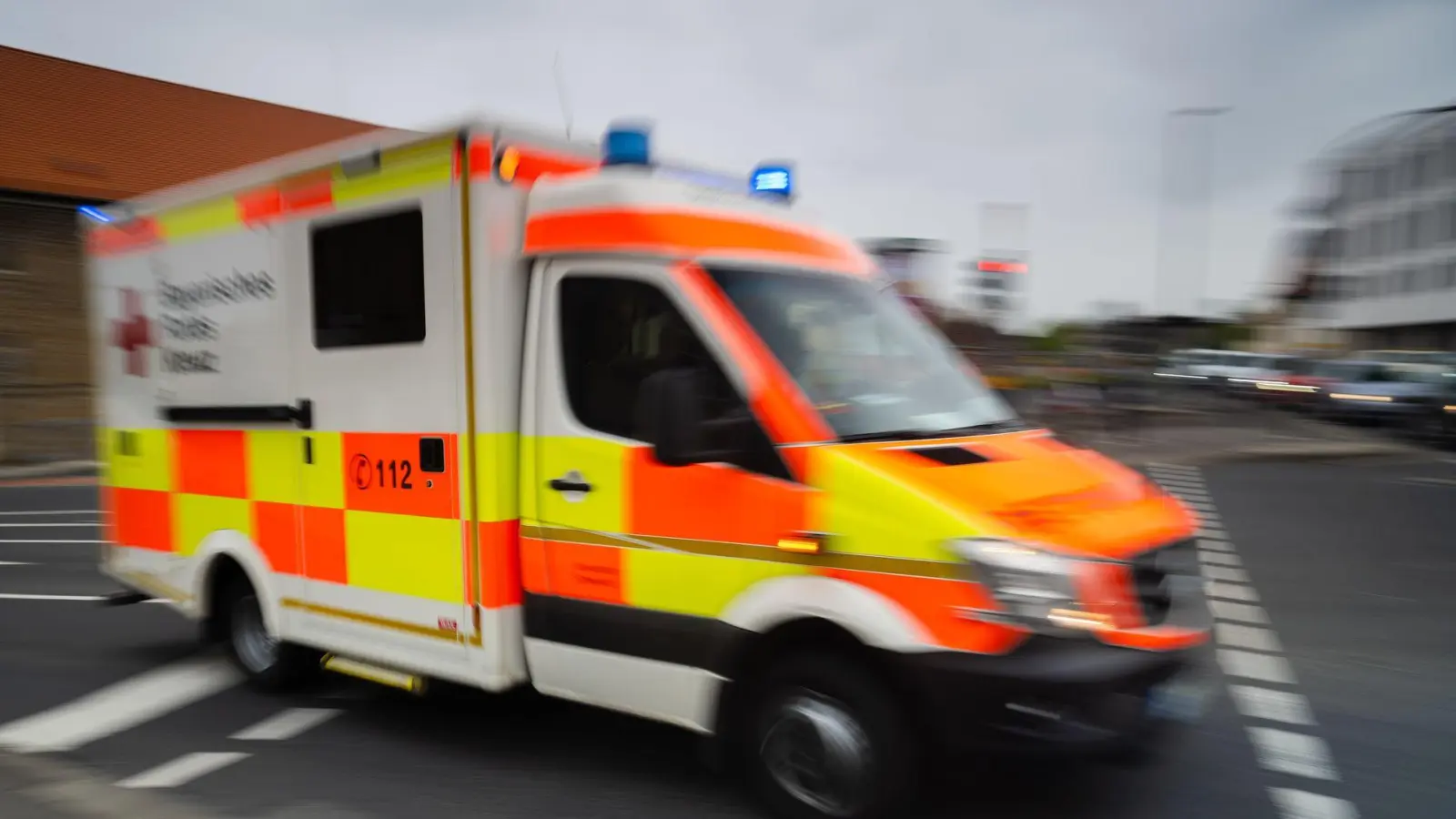 Sanitäter bringen den 21-Jährigen in ein Krankenhaus. (Symbolbild) (Foto: Nicolas Armer/dpa)