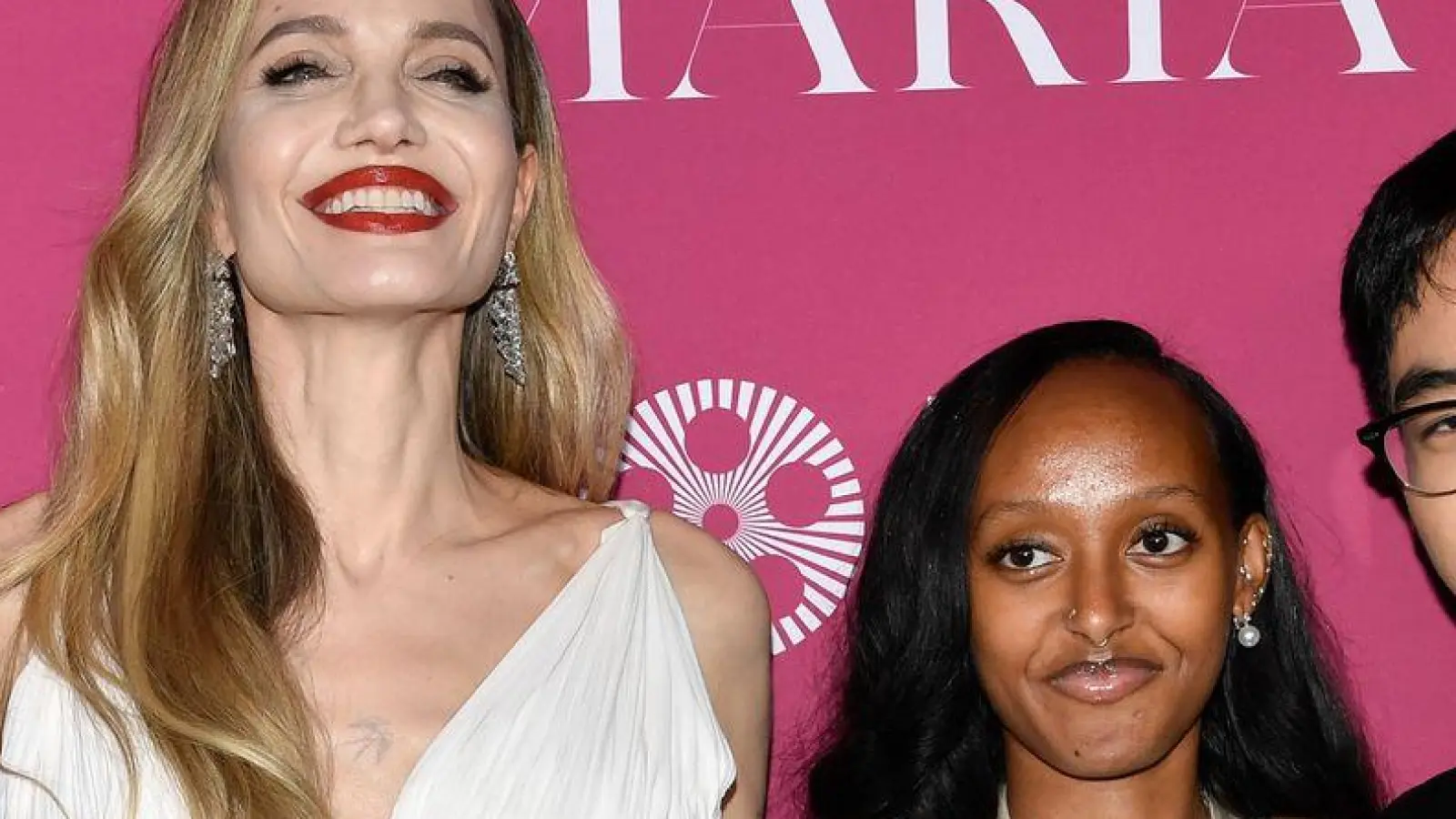 Zahara (zweite von rechts), die älteste Tochter des geschiedenen Hollywood-Stars Angelina Jolie und Brad Pitt, hat nun wie zwei ihrer Geschwister vor ihr offiziell den Nachnamen des Vaters abgelegt. (Archivbild) (Foto: Evan Agostini/Invision via AP/dpa)