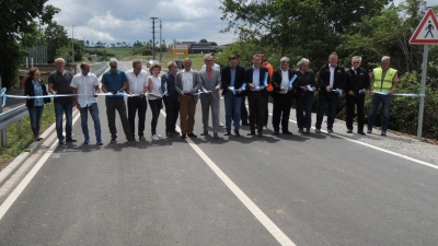 Kurz nach 13 Uhr war am Dienstag das über Feuchtwangens neue Westtangente gespannte Band durchtrennt: Seitdem darf der Verkehr auf der Kreisstraße AN64 rollen. (Foto: Peter Zumach)