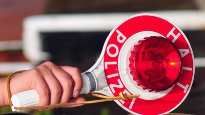 Bis hierher und nicht weiter: Gestoppt hat die Polizei ein völlig überladenes Gespann auf der Autobahn A6. (Symbolbild: Jim Albright)