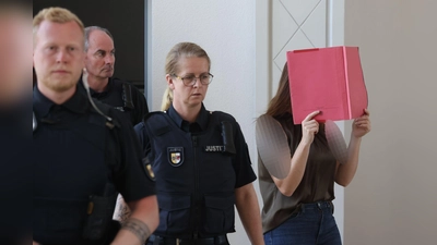 Die Angeklagte schweigt bislang zu den Vorwürfen. (Foto: Danny Gohlke/dpa)