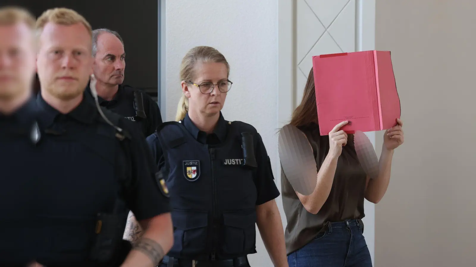 Die Angeklagte schweigt bislang zu den Vorwürfen. (Foto: Danny Gohlke/dpa)