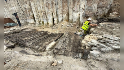 An der Stelle in Aschaffenburg war bisher keine eisenzeitliche Siedlung oder Ähnliches vermutet worden.  (Foto: Daniel Löb/dpa)