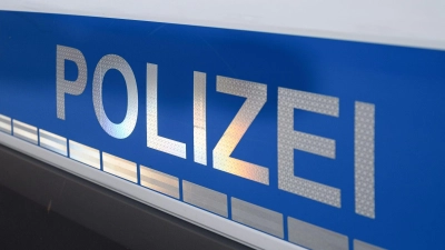 Als eine Polizeistreife in Scheinfeld einen Pkw-Fahrer kontrollieren wollte, gab dieser Gas. (Symbolbild: Daniel Vogl/dpa)