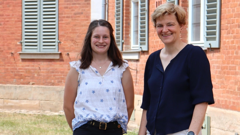 Julia Haug (links) und Dr. Anne Schiborra stammen beide nicht von einem Hof – und haben doch ihren Weg in der Landwirtschaft gemacht.  (Foto: Antonia Müller)