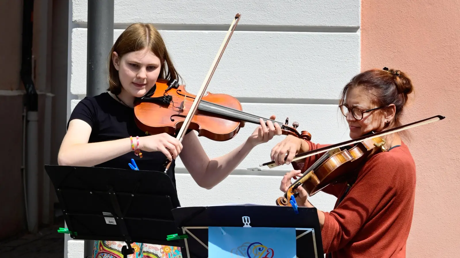 Streich-Duo beim Ansbach-Tag: Fenja Burghardt und ihre Lehrerin Susanne Lieb. (Foto: Jim Albright)