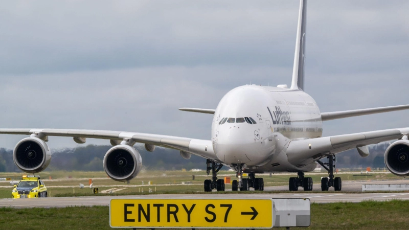 Eine frühere Landung einer Lufthansa A380 in München.  (Foto: Peter Kneffel/dpa)