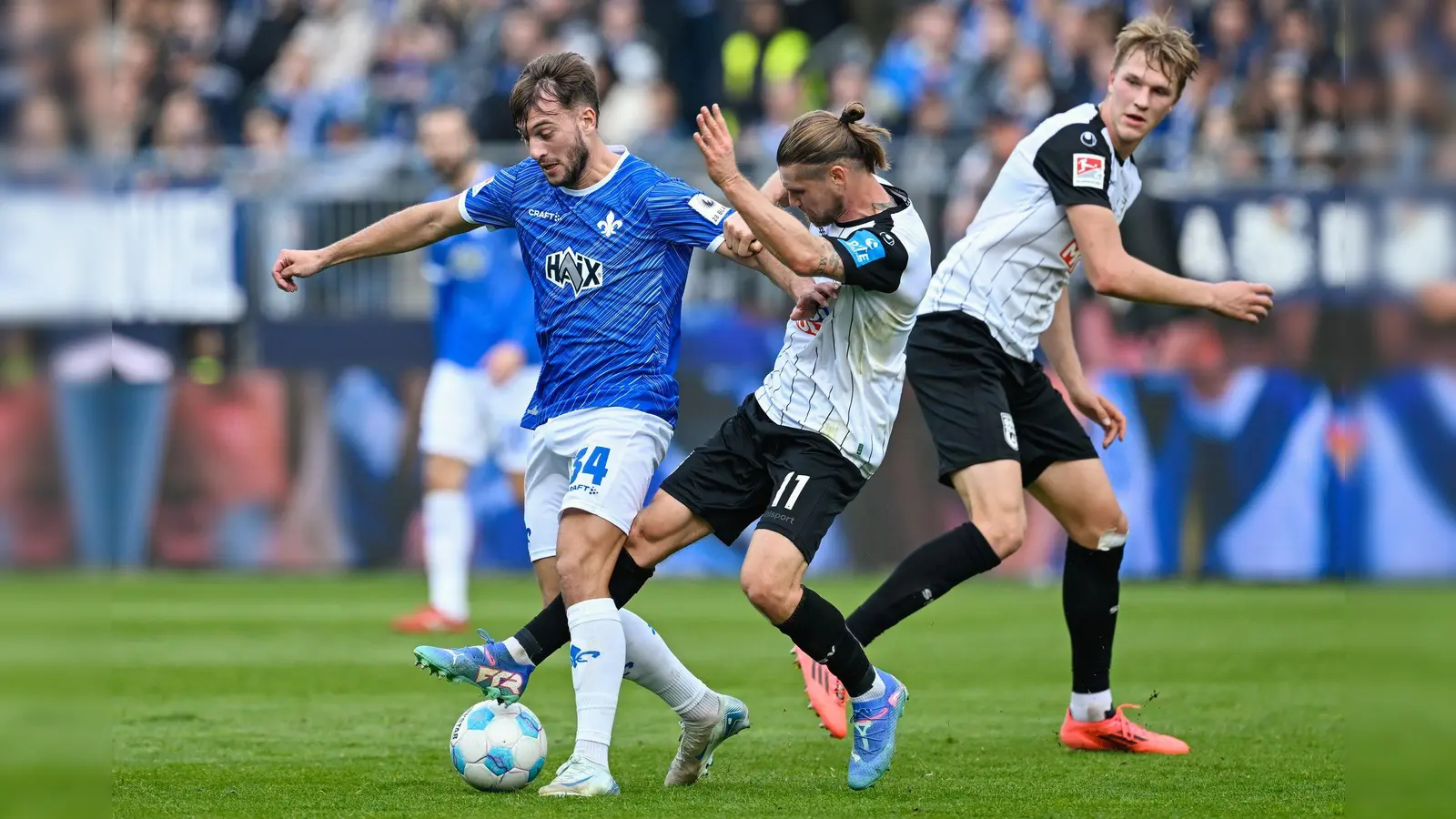 Darmstadts Killian Julian Corredor (l) und Ulms Dennis Chessa kämpfen um den Ball. (Foto: Uwe Anspach/dpa)