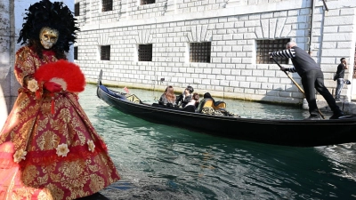 Karneval von Venedig: Maskenzauber am Canale Grande (Foto: Alberto Lingria/XinHua/dpa)