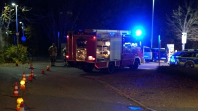 Nach einem gemeinsamen Restaurantbesuch hat ein Autofahrer seinen Bekannten erfasst und knapp 70 Meter mitgeschleift. (Foto: Woelfl/SDMG/dpa)