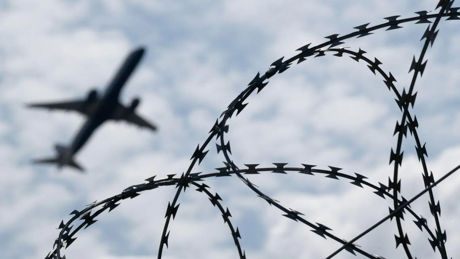 Ein 36 Jahre alter, verurteilter Afghane ist von München aus in sein Herkunftsland abgeschoben worden. (Symbolbild) (Foto: Sebastian Gollnow/dpa)